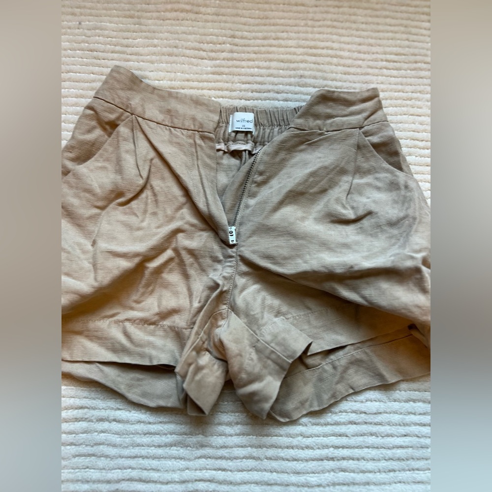 Aritzia Wilfred shorts in tan
